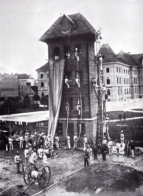 Trg bana Khuen-Hédervárya. Toranj za vježbu vatrogasaca. U pozadini, na uglu Sveučilišnog i Héderváryeva trga, vidimo dio palače Obrtne škole